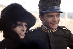 Massimo Ranieri e Anna Magnani in una scena del film "La Sciantosa" di Alfredo Giannetti (1971)