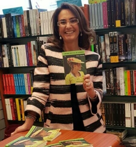 L'Autrice Elena Murada con il suo "Adoro regalar sorrisi" (Edizioni Convalle)
