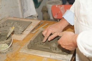 L'artista salernitano Lucio De Simone nel suo laboratorio (Ph. Alberto Accarino)