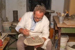 L'artista salernitano Lucio De Simone nel suo laboratorio (Ph. Alberto Accarino)