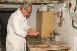 L'artista salernitano Lucio De Simone nel suo laboratorio (Ph. Alberto Accarino)