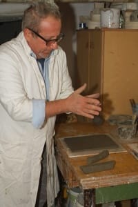 L'artista salernitano Lucio De Simone nel suo laboratorio (Ph. Alberto Accarino)