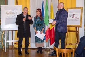 L'Artista salernitano Lucio De Simone con Chiara Ricci (Presidente Associazione "Piazza Navona" e Guido Mastroianni ((presentatore e Presidente Associazione Saranno Vietresi) - (Ph. Francecso Corrado)